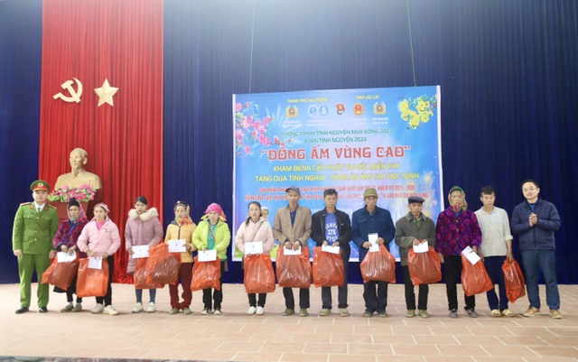 Trao 1.000 áo ấm tặng người dân và học sinh huyện Mường Khương, tỉnh Lào Cai